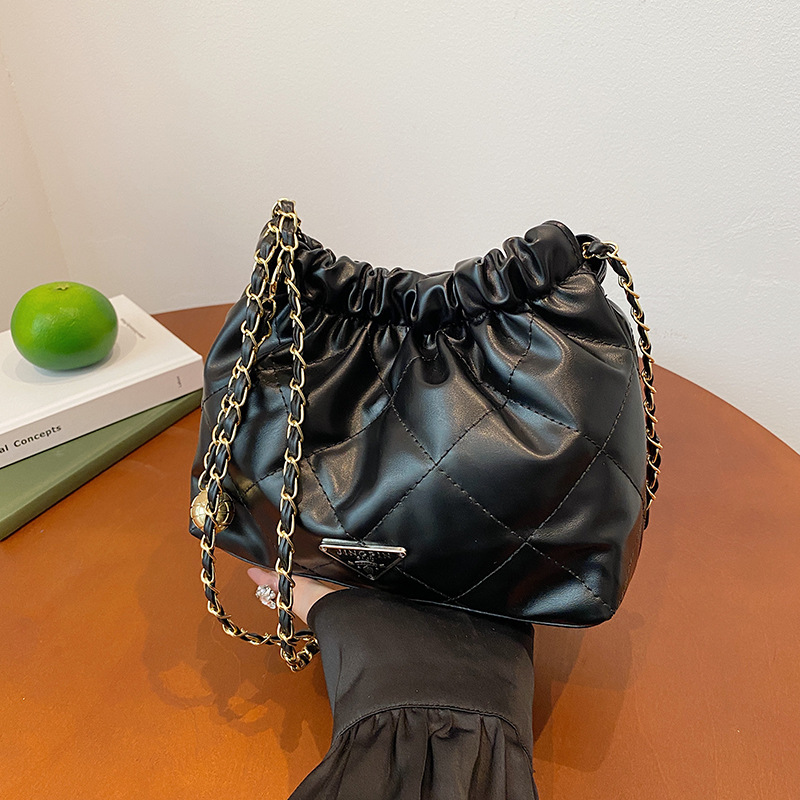 Soft surface commuter large capacity pleated 2024 winter new style diamond-patterned embroidered chain fashionable single-shoulder bucket tote bag full figure