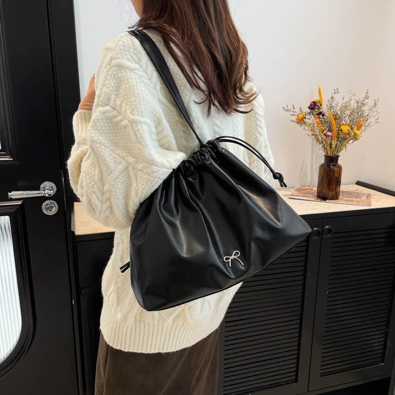 Korean large-capacity pleated underarm tote bag for women, 2024 new autumn solid color single-shoulder bag, versatile bucket bag details Picture