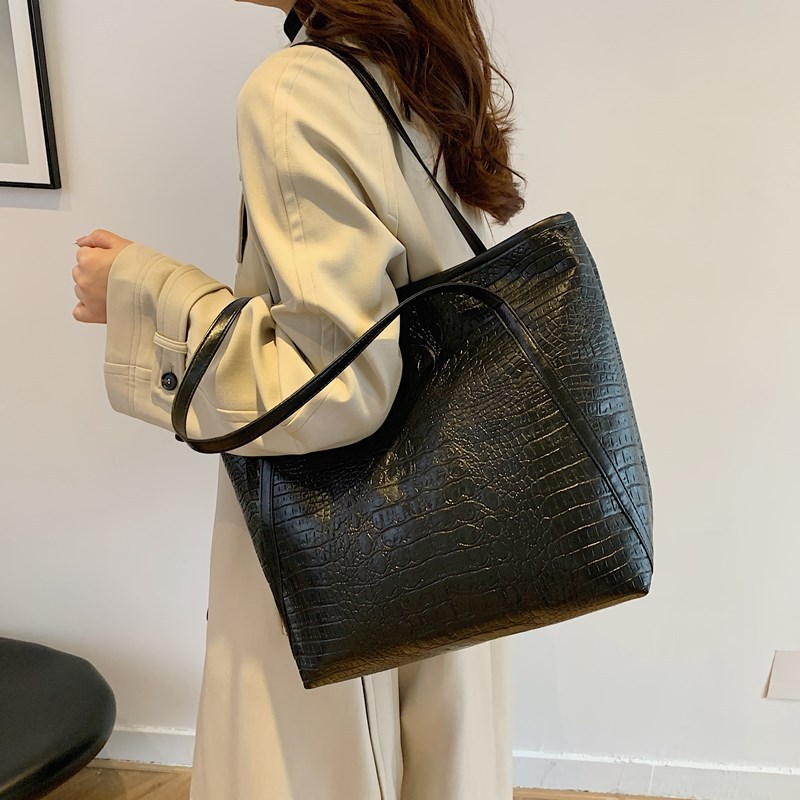 New large-capacity women's bags for autumn and winter, fashionable shiny crocodile pattern retro style tote bag, high-end shoulder bag, cross-border details Picture