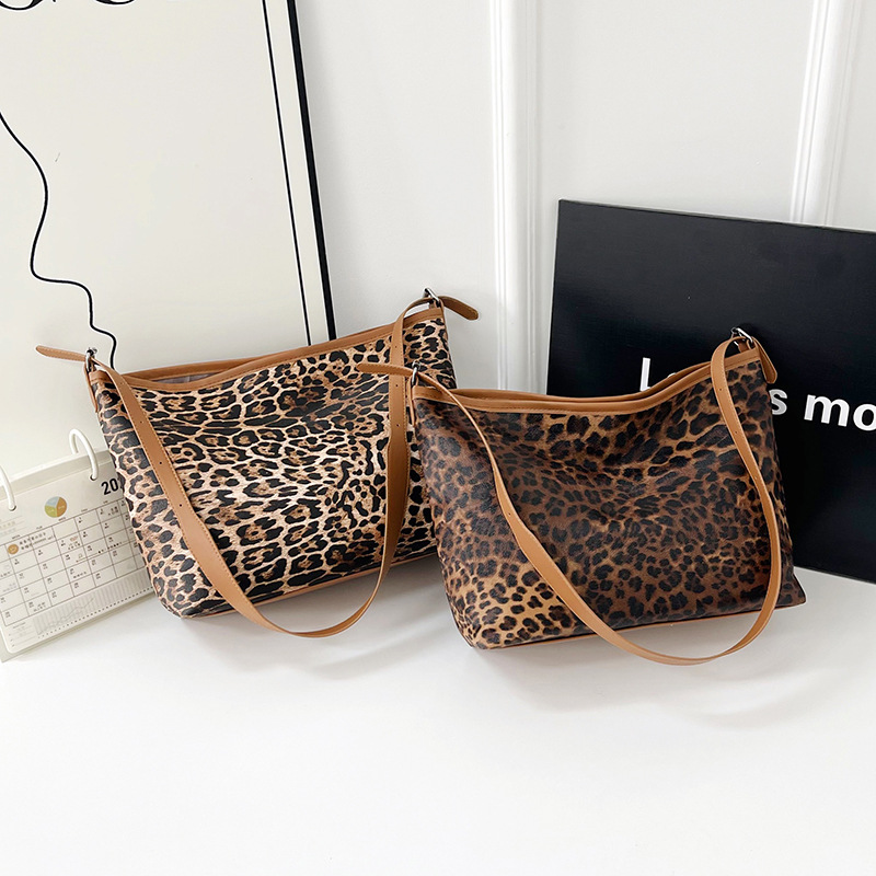 Korean style leopard print large-capacity commuter tote bag, 2025 new trendy hand-held single-shoulder bag for women Application Scenario
