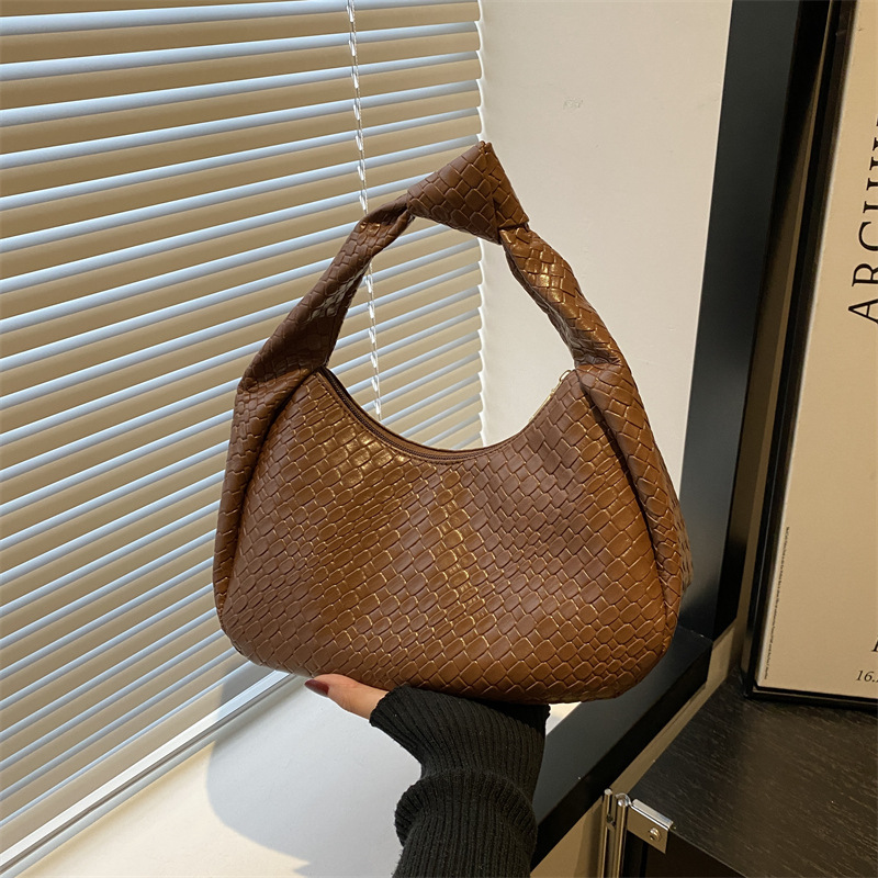 Fashionable woven diamond-patterned, large-capacity casual, new retro casual, fashionable underarm single-shoulder bag full figure