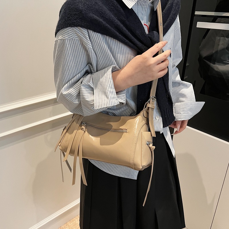 A fashionable and retro large-capacity single-shoulder bag for women, a new spring 2025 handbag with a fresh and light texture, a Korean-style casual bag details Picture