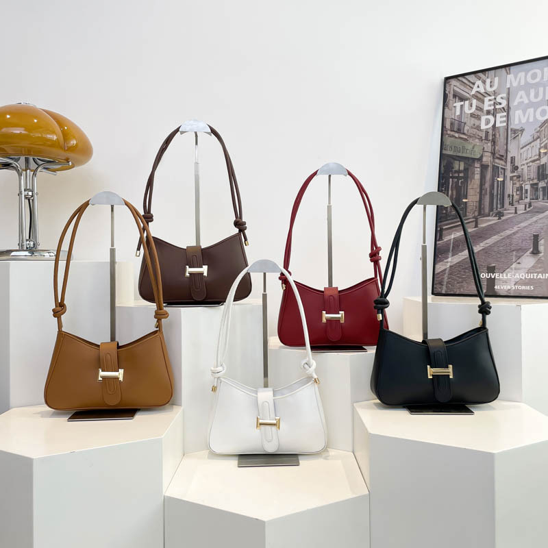Spring 2025 new versatile and high-end urban commuting underarm bag, hand-held single-shoulder crossbody bag, simple and elegant Application Scenario