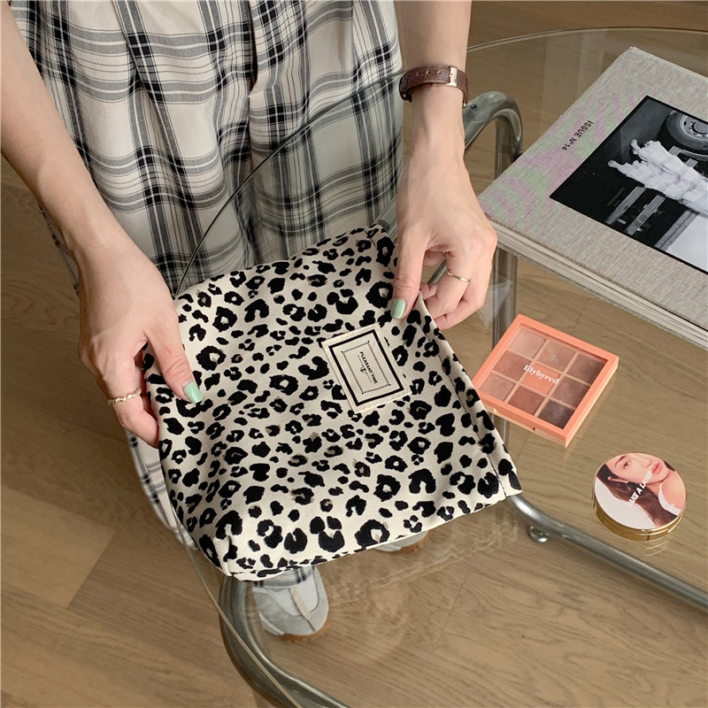 15231 Fashionable little leopard print stylish makeup Bag, portable canvas small phone bag, clutch bag, simple daily storage bag Application Scenario