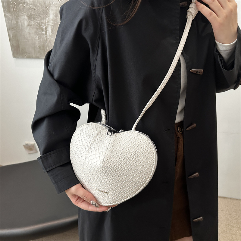 Fashionable heart-shaped small bag for women, Spring 2025 new casual heart-shaped bag, stylish and versatile single-shoulder crossbody bag details Picture