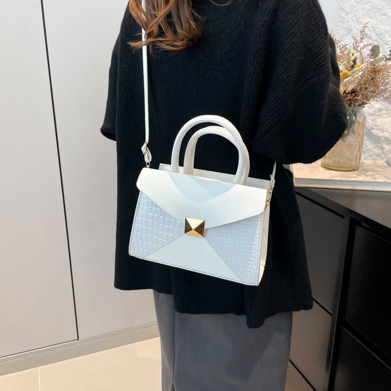 Korean-style large-capacity fashionable crocodile pattern commuter handbag, 2024 new autumn artistic single-shoulder crossbody bag details Picture