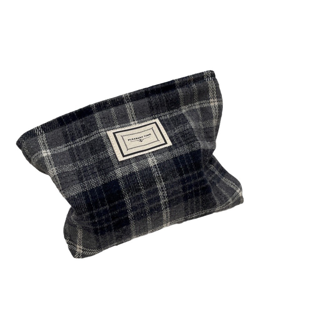 411251 Winter woolen retro check makeup bag, lipstick, loose change, toiletry and storage bag. The girl held the bag hand in hand Item Picture