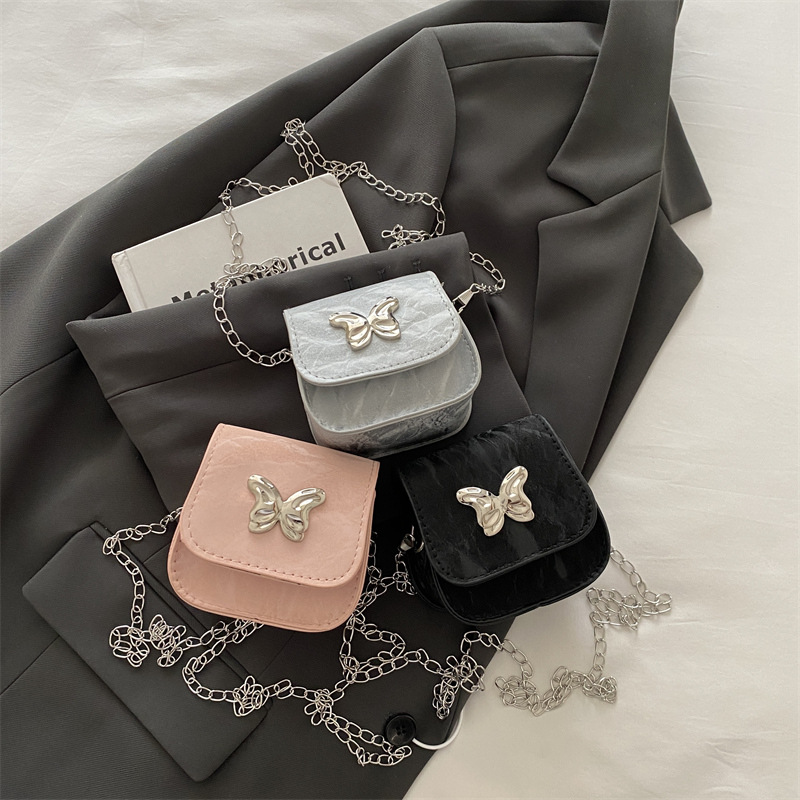 2024 Stylish new, fresh and sweet small square bag with butterfly decoration, mini texture chain crossbody red envelope Application Scenario