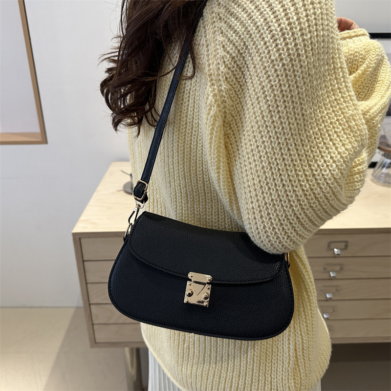A new solid color, simple, casual and fashionable single-shoulder crossbody small square underarm bag for women will be launched in 2024 Specification drawing