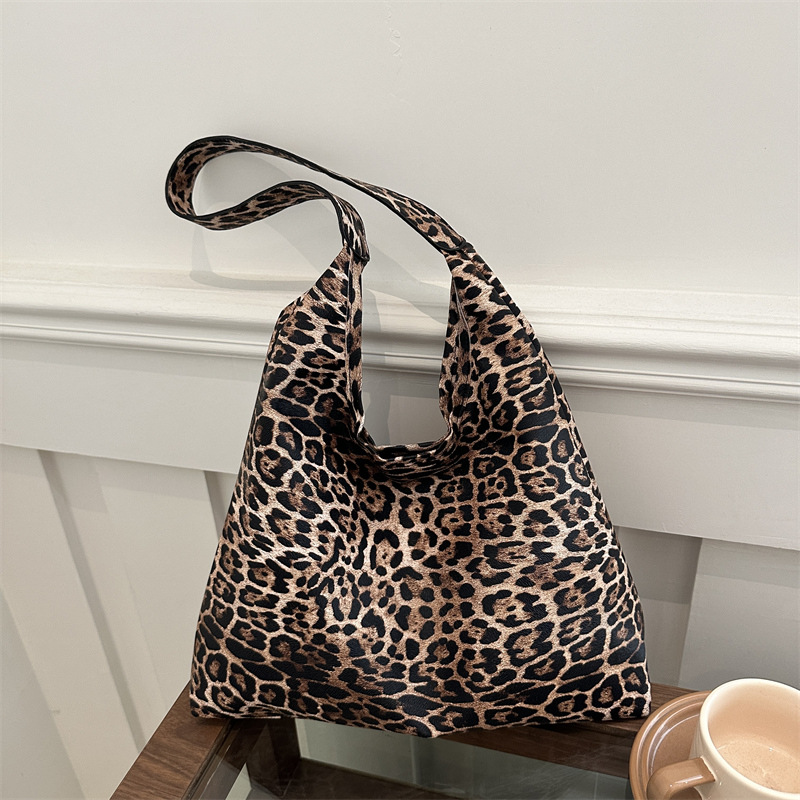 The 2024 new stylish and simple, large-capacity single-shoulder underarm bag with a leopard print personality and a lazy style full figure