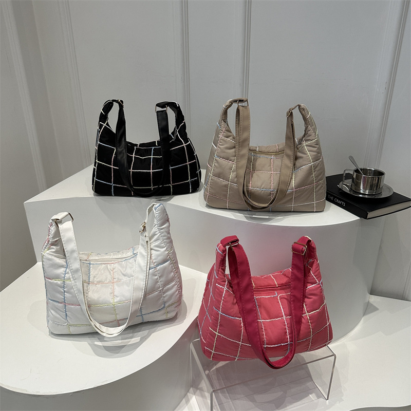 Large-capacity fashionable casual bag for spring 2025, versatile on Instagram. This year's popular Korean-style commuter tote bag for women Application Scenario