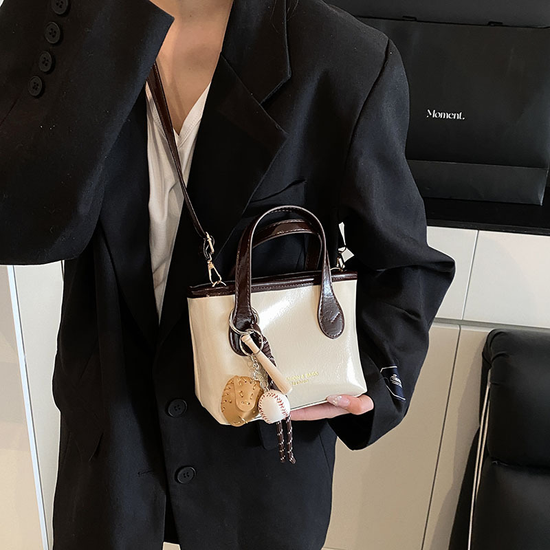 A new, trendy and versatile single-shoulder crossbody bag for women in 2025, a retro hand-held bucket bag details Picture
