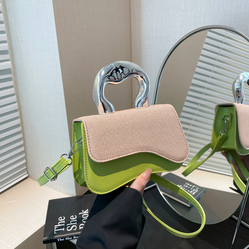 A new Spring/Summer 2025 color-blocking style, fresh and sweet, urban, elegant and fashionable, trendy and stylish, individualistic ins crossbody bag full figure