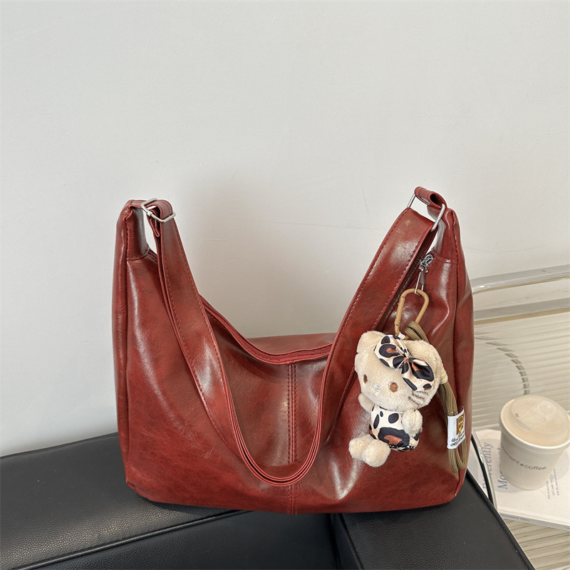 A new retro tote bag with a large capacity and versatile fashion crossbody for women's winter 2024, a niche Korean underarm bag full figure