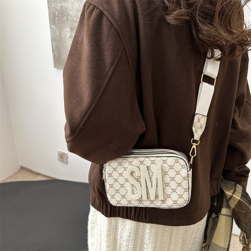 Spring 2025 new camera bag, wide shoulder strap, single-shoulder bag, small square bag with letters, fashionable, simple and stylish crossbody bag for women details Picture