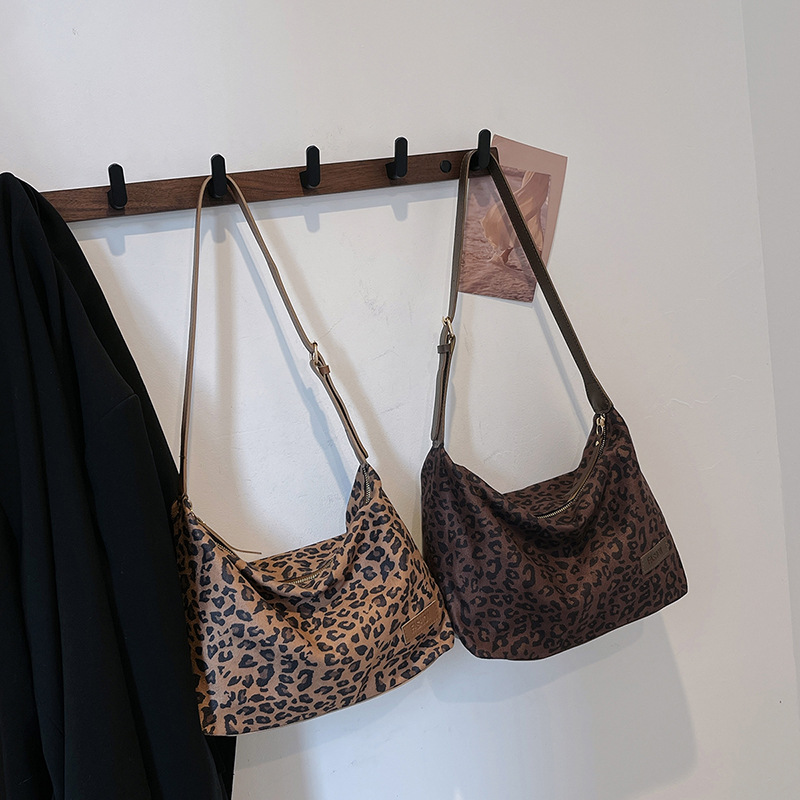 Leopard print women's bag 2024 new trendy and fashionable Korean-style tote bag casual large-capacity single-shoulder crossbody bag Application Scenario