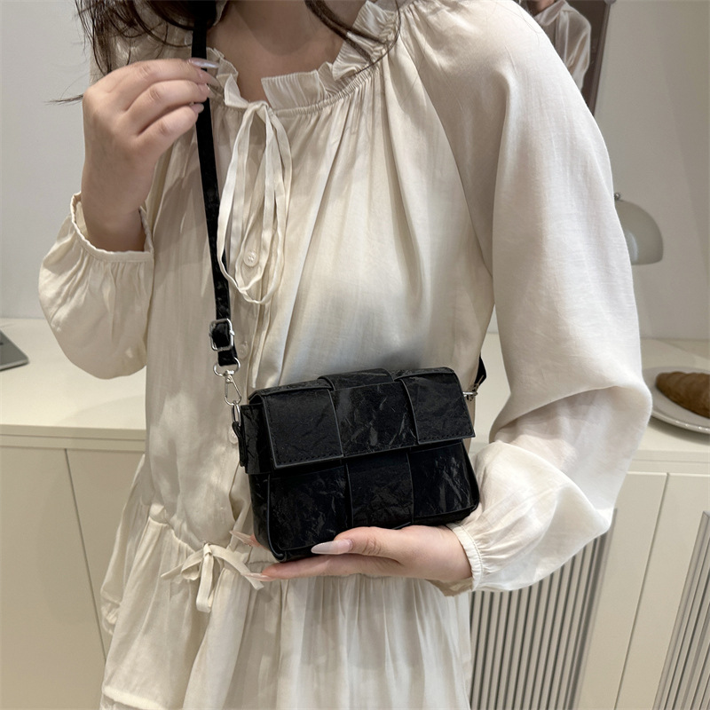 A niche fashion woven bag for women, new spring 2025 style, simple and versatile small square bag, high-end casual crossbody bag details Picture