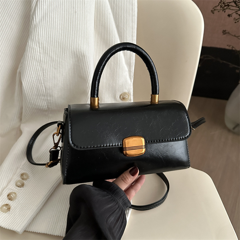This high-end retro handbag is a new commuting trend for women. It's a casual and versatile crossbody small square bag full figure