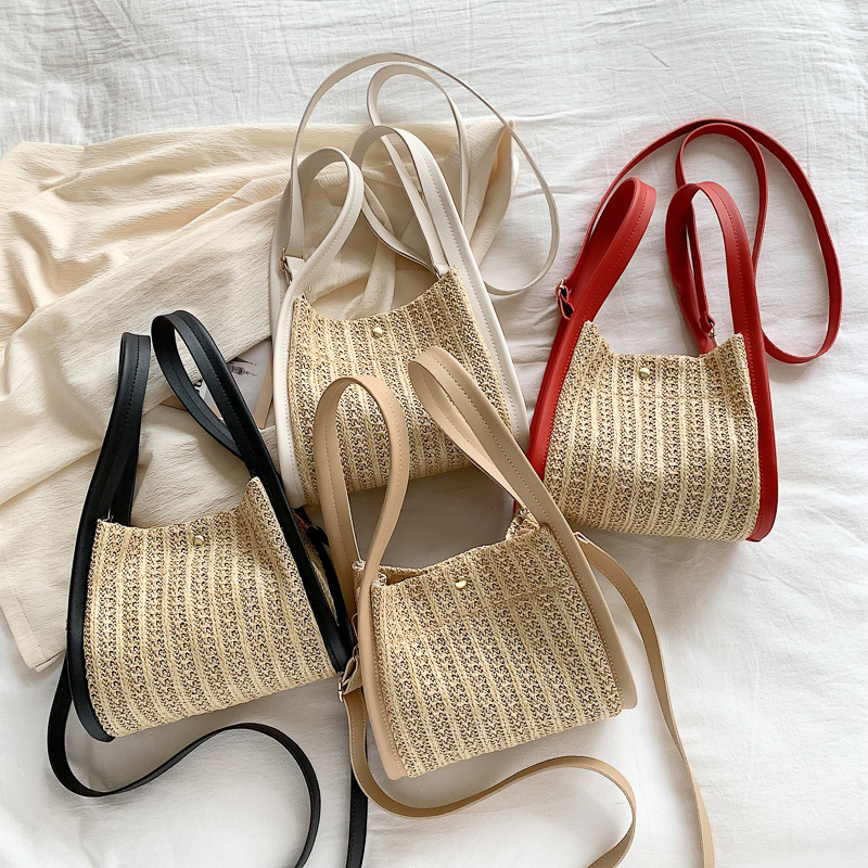 2025 New Korean spring color-blocking simple and casual woven straw handbag, women's single-shoulder crossbody small square bag Application Scenario