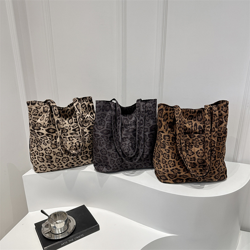 A fresh leopard print handbag with large capacity for the autumn and winter season, a new retro and fashionable casual single-shoulder bag for women Application Scenario