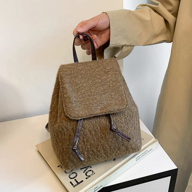 This new winter backpack is a stylish hand-held woolen bag for women's commuting. It is small, artistic, retro and versatile. It is a single-shoulder crossbody bag full figure