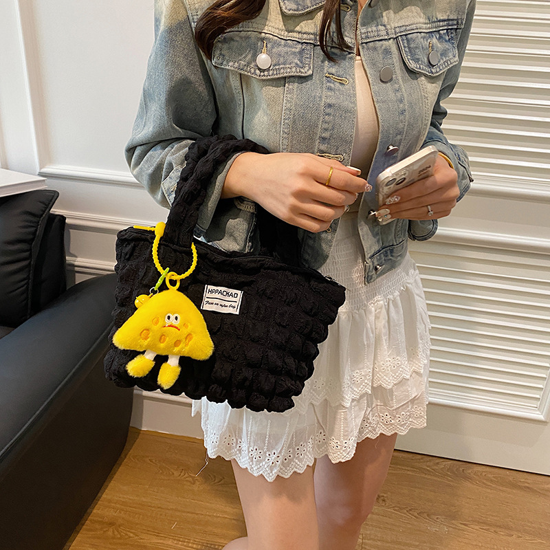 The 2024 new trendy and fashionable pleated tote bag is a casual and versatile single-shoulder crossbody bag that is selling well among women Application Scenario
