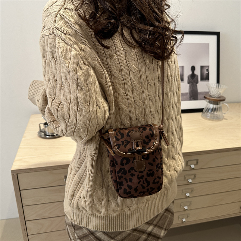 The leopard print underarm bag, a Korean retro and fashionable bucket bag, is a new winter 2024 model with a niche design and a stylish single-shoulder bag details Picture