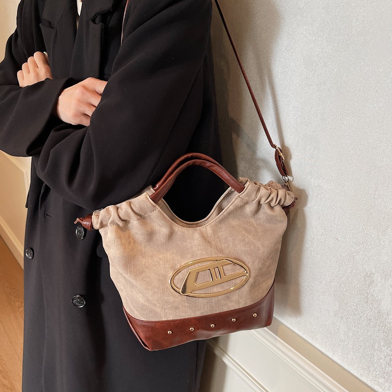 A new large-capacity, fashionable and high-end canvas patchwork bag for women in the winter of 2024, a unique and high-quality large crossbody bag Specification drawing