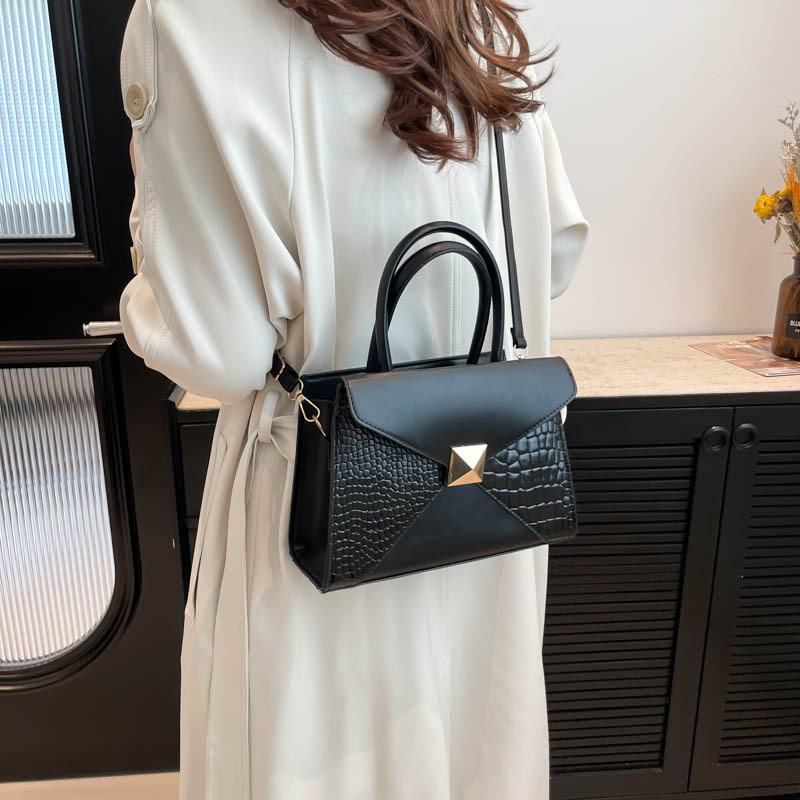 Korean-style large-capacity fashionable crocodile pattern commuter handbag, 2024 new autumn artistic single-shoulder crossbody bag Specification drawing