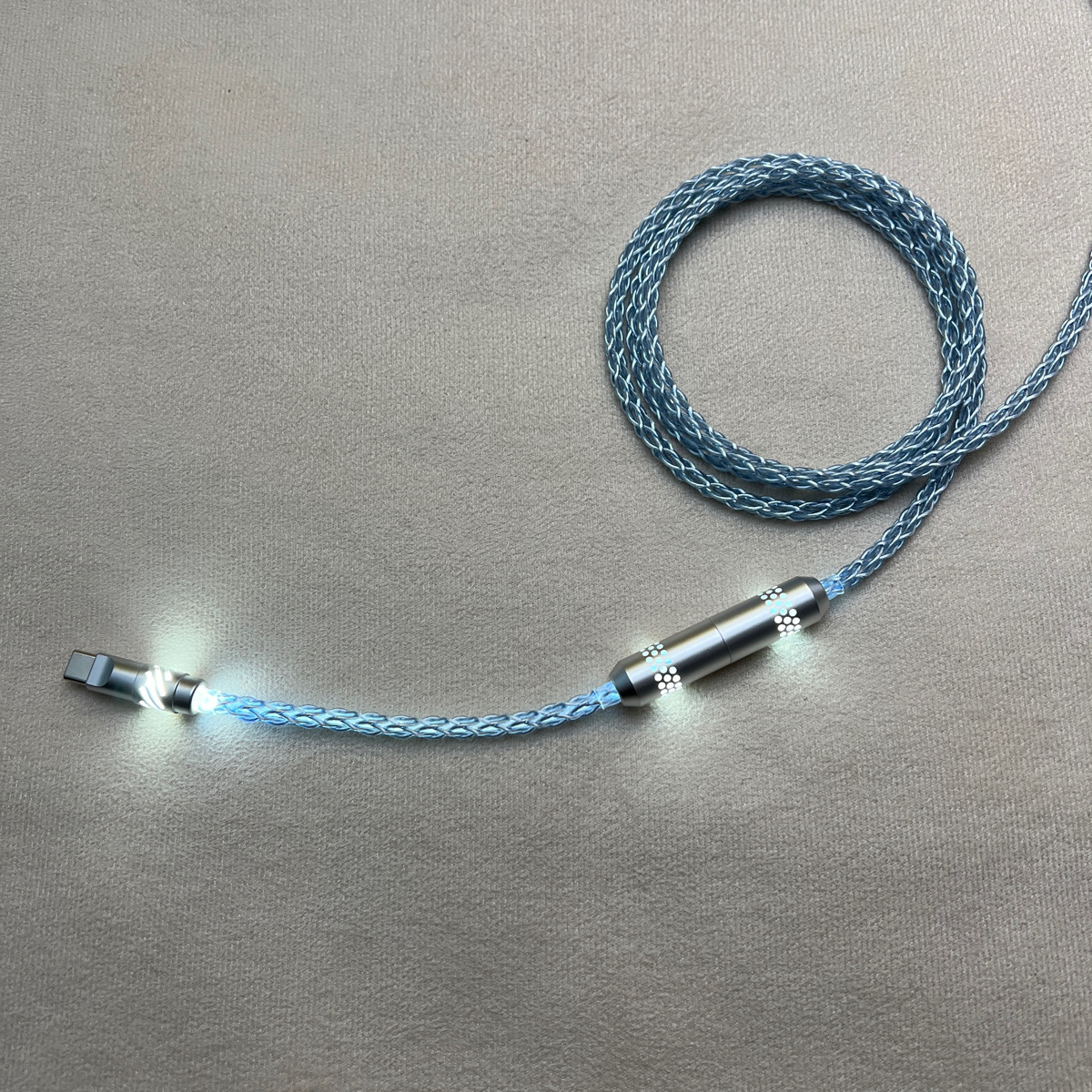 Customized luminous hollow honeycomb mesh tube white light single crystal copper aviation plug-in cable 8K magnetic axis keyboard data cable charging cable details Picture