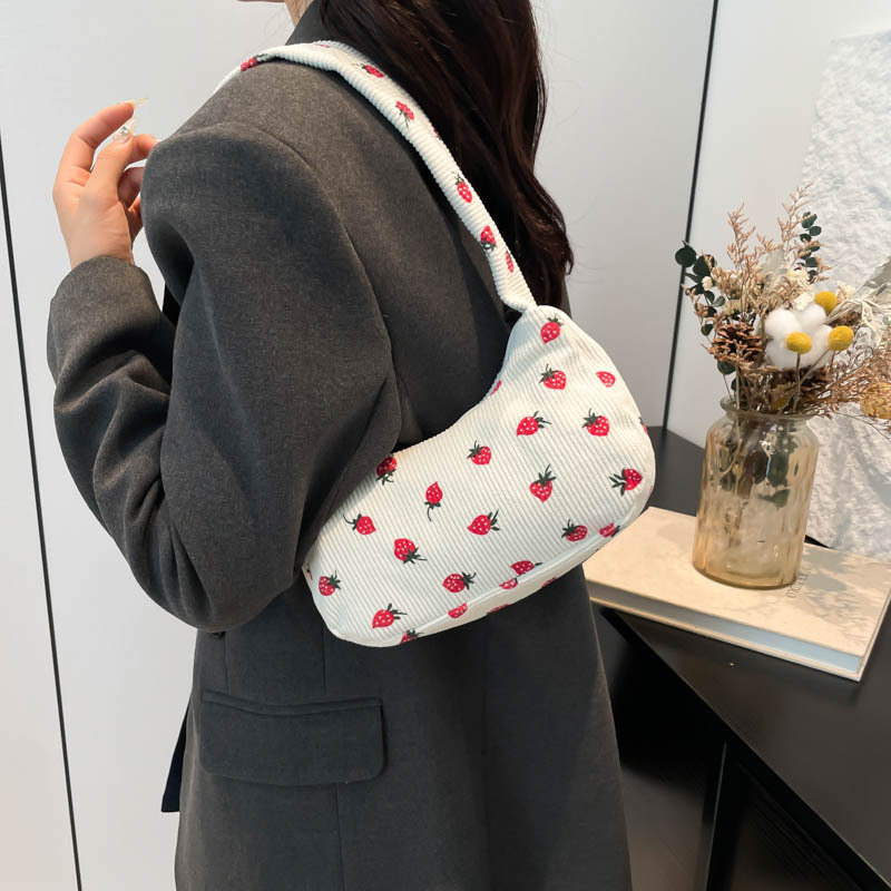 A simple, fashionable and trendy single-shoulder bag, crescent moon bag, new winter 2024 collection, artistic and fresh underarm bag details Picture