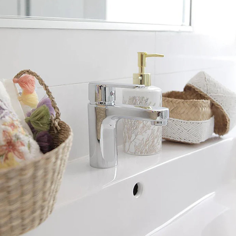 Cross-border foreign trade all-copper washbasins, faucets, cold and hot mixed water valves, bathroom washbasins, countertop basins, faucets, electroplated Application Scenario