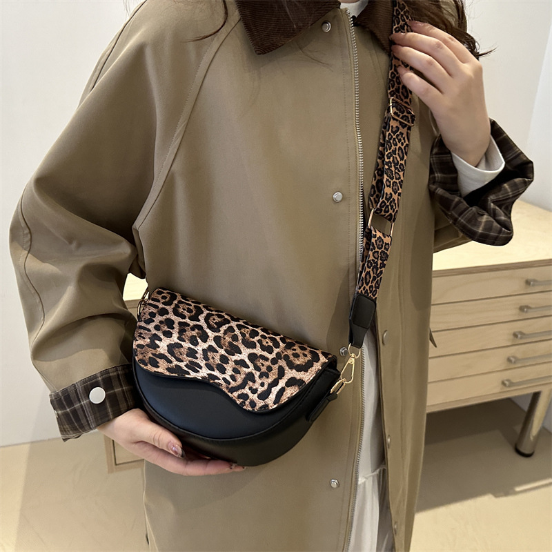A trendy and fashionable leopard print texture loose saddle bag for women's winter, a small crossbody single-shoulder bag for ladies details Picture