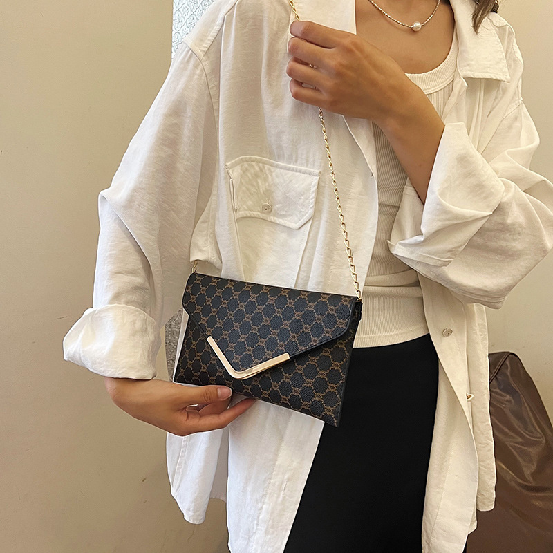 The 2024 new style of the textured and trendy chain bag is a versatile and fashionable evening bag for women. It is also a stylish and individualistic crossbody bag for women details Picture