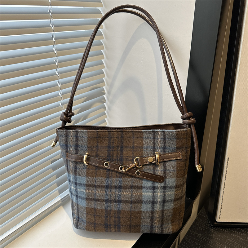 The 2024 new cross-border women's bag is a trendy, casual and retro bucket bag with a fashionable and simple color contrast and is a single-shoulder crossbody bag full figure