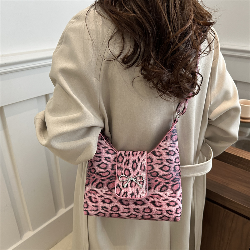 This year, the leopard print bucket bag is in fashion. It's a new high-capacity, versatile single-shoulder crossbody bag for women in 2024 Specification drawing