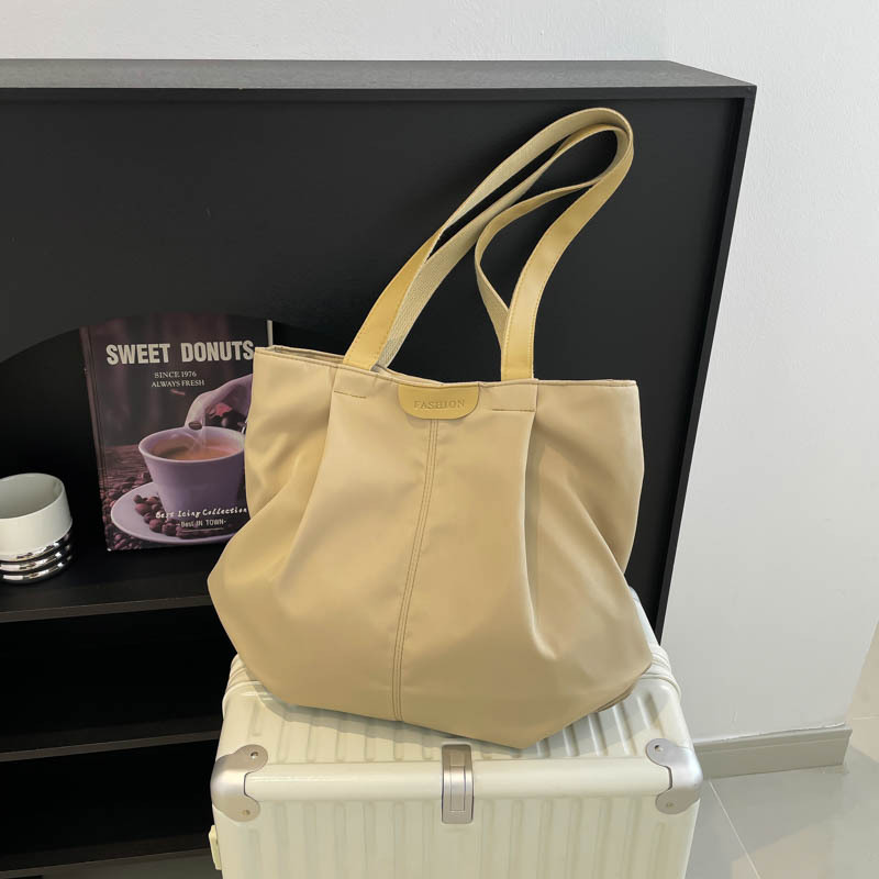 The new solid-color simple, fashionable, casual and comfortable tote bag is a versatile and stylish single-shoulder bag with a good texture for going out full figure