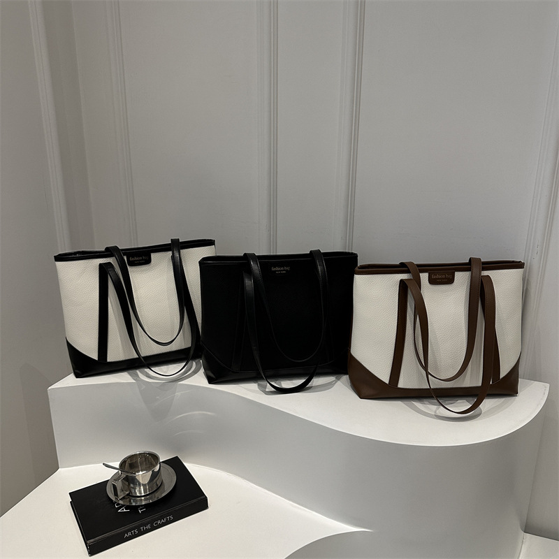 This large-capacity, fashionable and simple, patchwork texture single-shoulder tote bag is popular for women's commuting in autumn Application Scenario