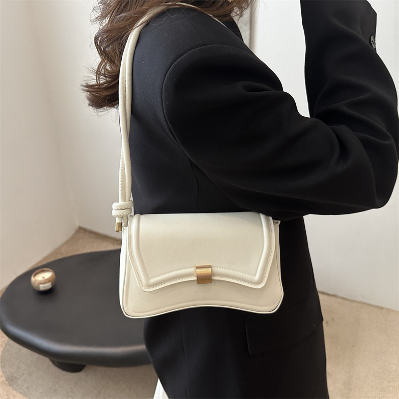 A stylish and simple hand-held baguette bag for women's 2024 winter collection, an Instagram niche single-shoulder bag details Picture