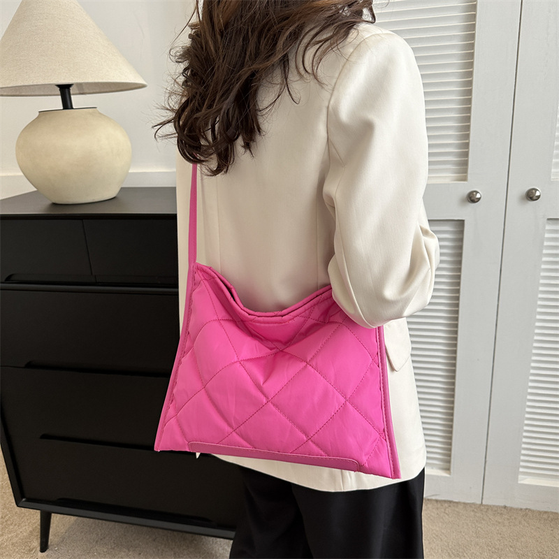 Solid color diamond-shaped embroidered thread bag for women, new winter 2024 versatile and fashionable single-shoulder crossbody bag tote bag Specification drawing