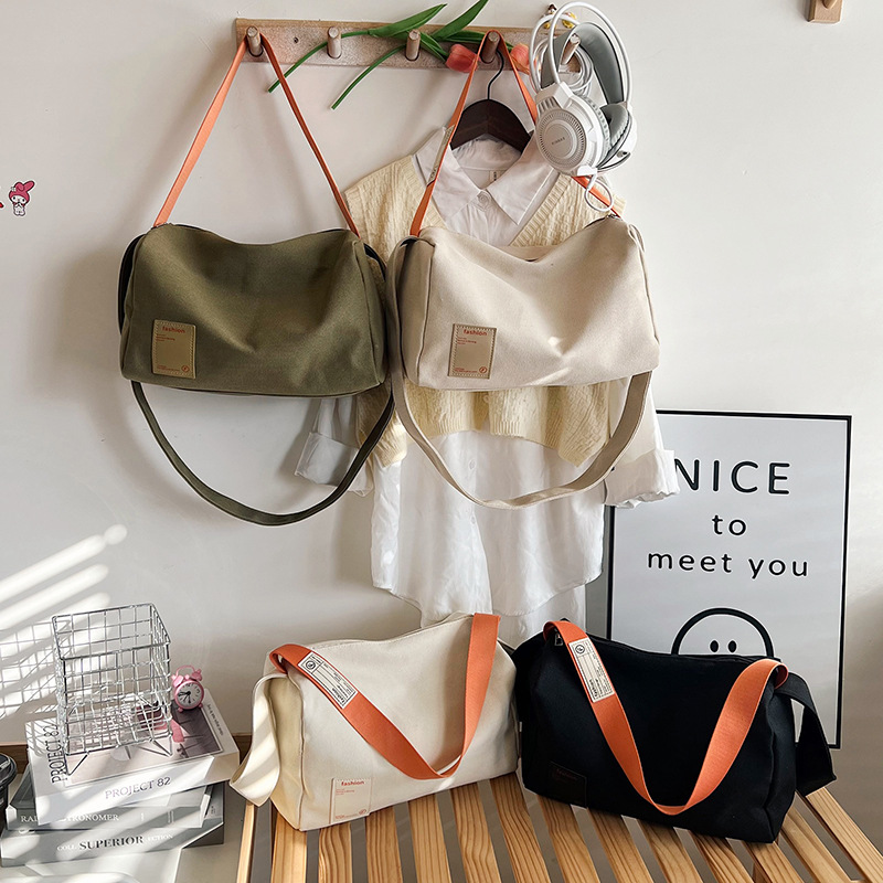The new corduroy fashionable, versatile, simple and large-capacity handbag is a single-shoulder crossbody bag for daily commuters Application Scenario
