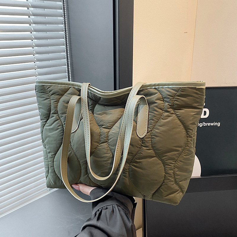 Large-capacity embroidered cotton jacket tote bag for 2024 autumn and winter, a new diamond-patterned lightweight and simple commuter hand-held shoulder bag full figure