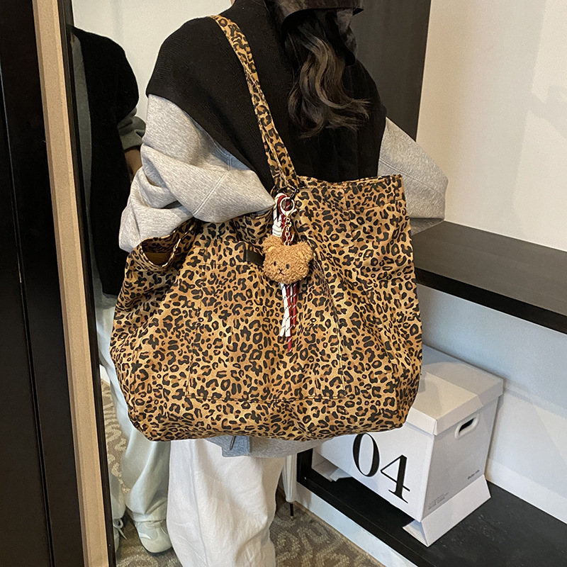 The 2024 new large-capacity, niche and fashionable leopard print bag is a versatile shoulder bag with a laid-back design for women details Picture