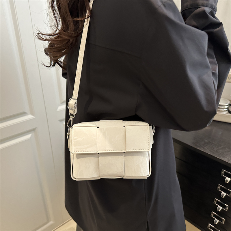 A niche fashion woven bag for women, new spring 2025 style, simple and versatile small square bag, high-end casual crossbody bag Specification drawing
