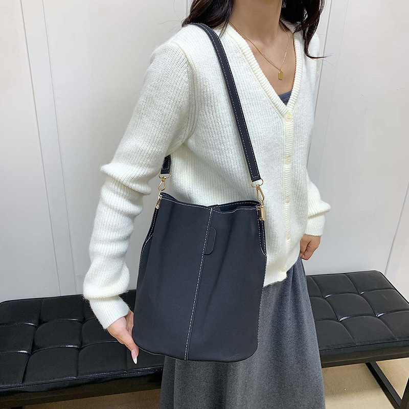 Simple commuting bucket bag for women 2024 autumn/winter new wide shoulder strap single-shoulder women's bag, matte retro crossbody large bag Specification drawing
