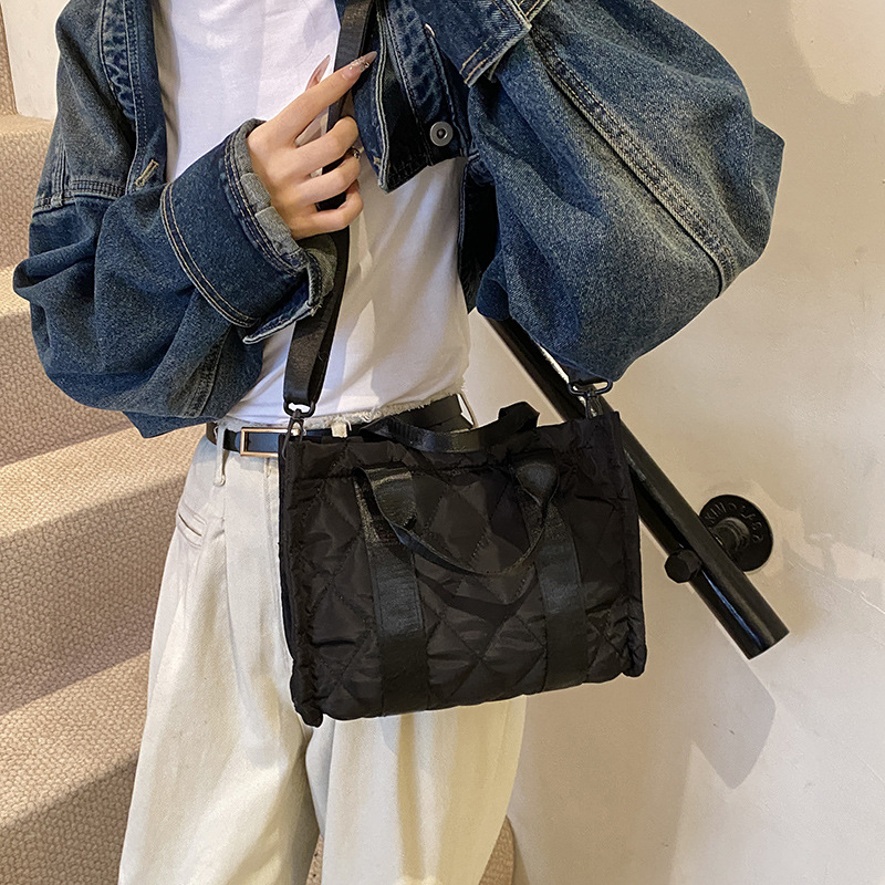 Nylon fabric handbag for women, 2024 autumn/winter Korean style, stylish, large capacity, versatile, embroidered thread single-shoulder crossbody bag details Picture