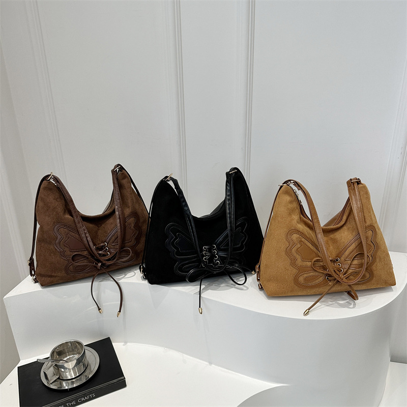 Butterfly's stylish, retro, simple and large-capacity 2024 winter new backpack, single-shoulder, crossbody and underarm tote bag for women Application Scenario