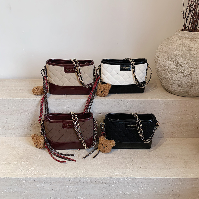 This year, the popular bags for women in 2025 are the new diamond-patterned embroidery single-shoulder bag, versatile and elegant crossbody bag, and bucket bag Application Scenario
