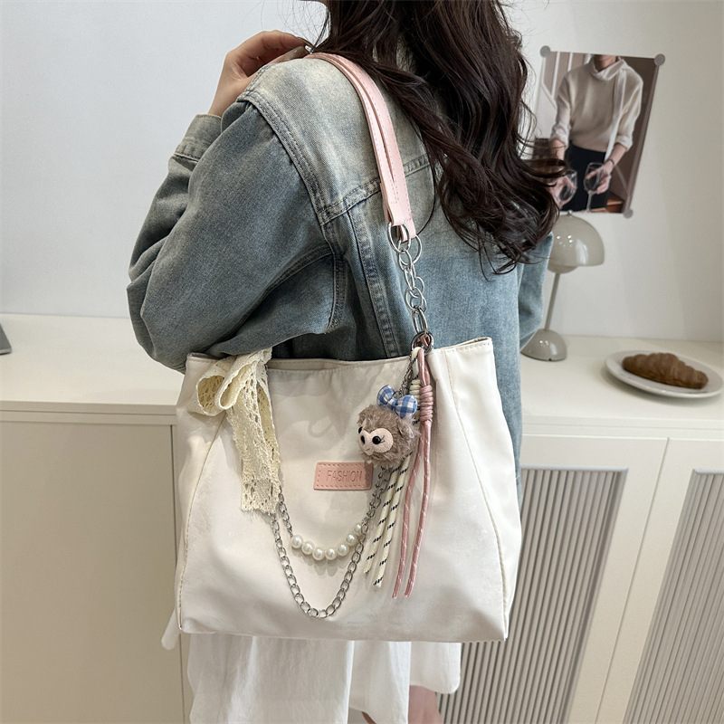 This is a new spring large-capacity tote bag for students' commuting to school, featuring a unique and elegant single-shoulder design for women details Picture