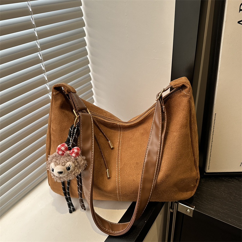 Winter 2024 single-shoulder underarm bag, a retro and stylish women's casual and versatile crossbody bag for commuting full figure